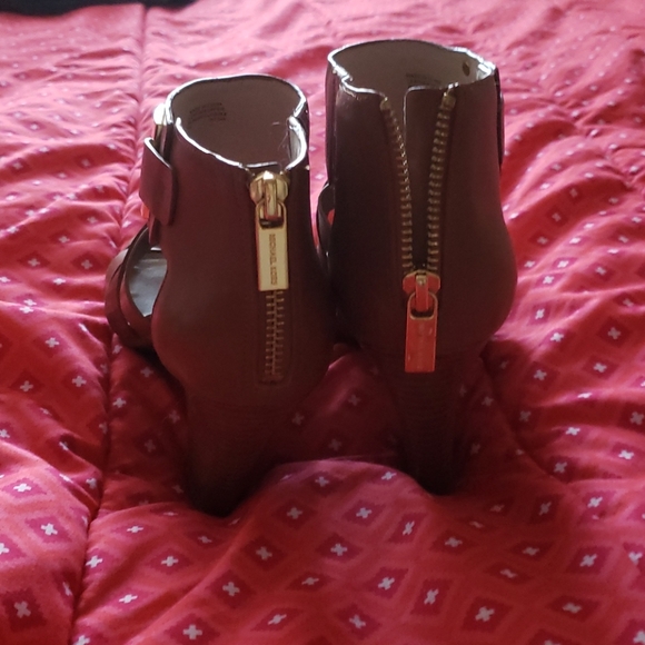 Michael Kors tan strappy sandals. Size 7. - Picture 5 of 11